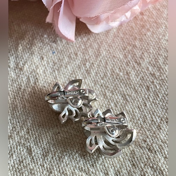 VINTAGE 🌸 Crown Trifari Clip On Brushed Silver toned Earrings - Picture 2 of 6